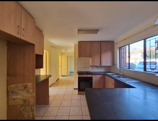 3 BEDROOM TOWNHOUSE FOR SALE IN EDLEEN